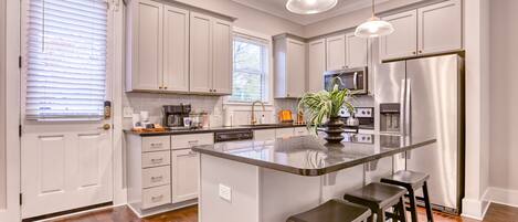 Jääkaappi, mikroaaltouuni, uuni, liesi