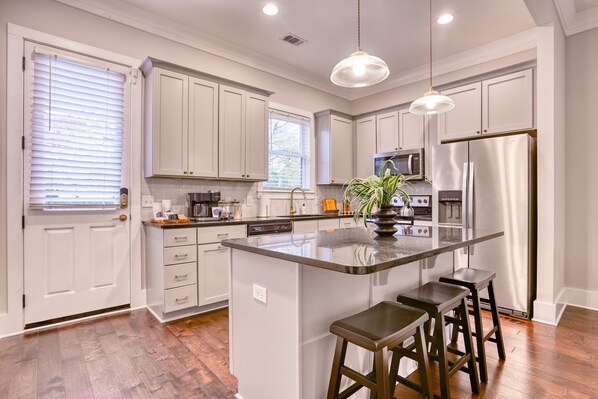 Refrigerador, microondas, horno, placa de cocina