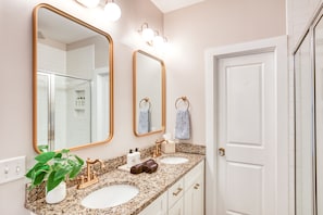 Regadera, amenidades de baño ecológicas, secadora de cabello, toallas