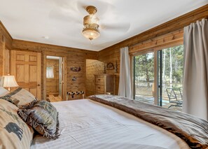 3 bedrooms, free WiFi, bed sheets - The Bear Den (Florissant)