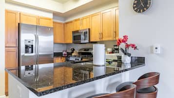 Réfrigérateur, micro-ondes, four, plaque de cuisson