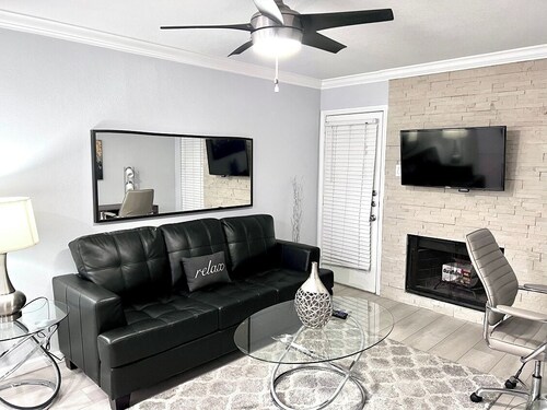 I44 - Apt|Patio|11mi to Convention Ctr|Sleeps 2