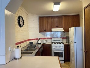 Mikrobølgeovn, ovn, kokeplater og oppvaskmaskin