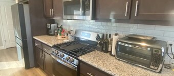 Hot tub, ping pong, and walking distance to over 25 wine tasting rooms!  