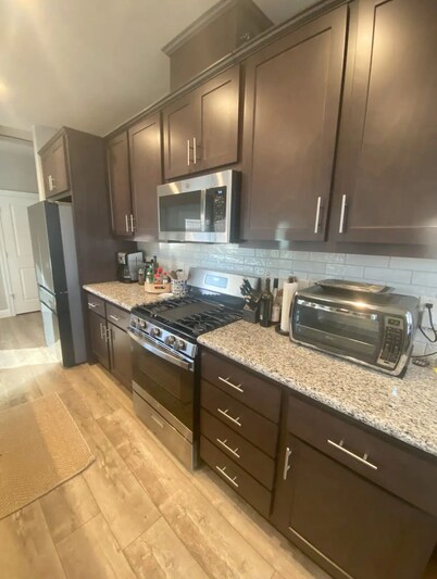 Hot tub, ping pong, and walking distance to over 25 wine tasting rooms!  