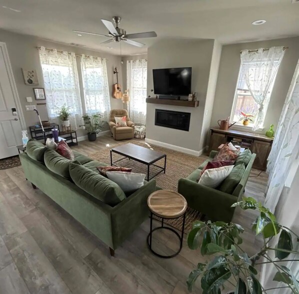 Smart TV, fireplace