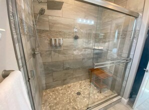 Douche, sĂšche-cheveux, bidet, serviettes fournies
