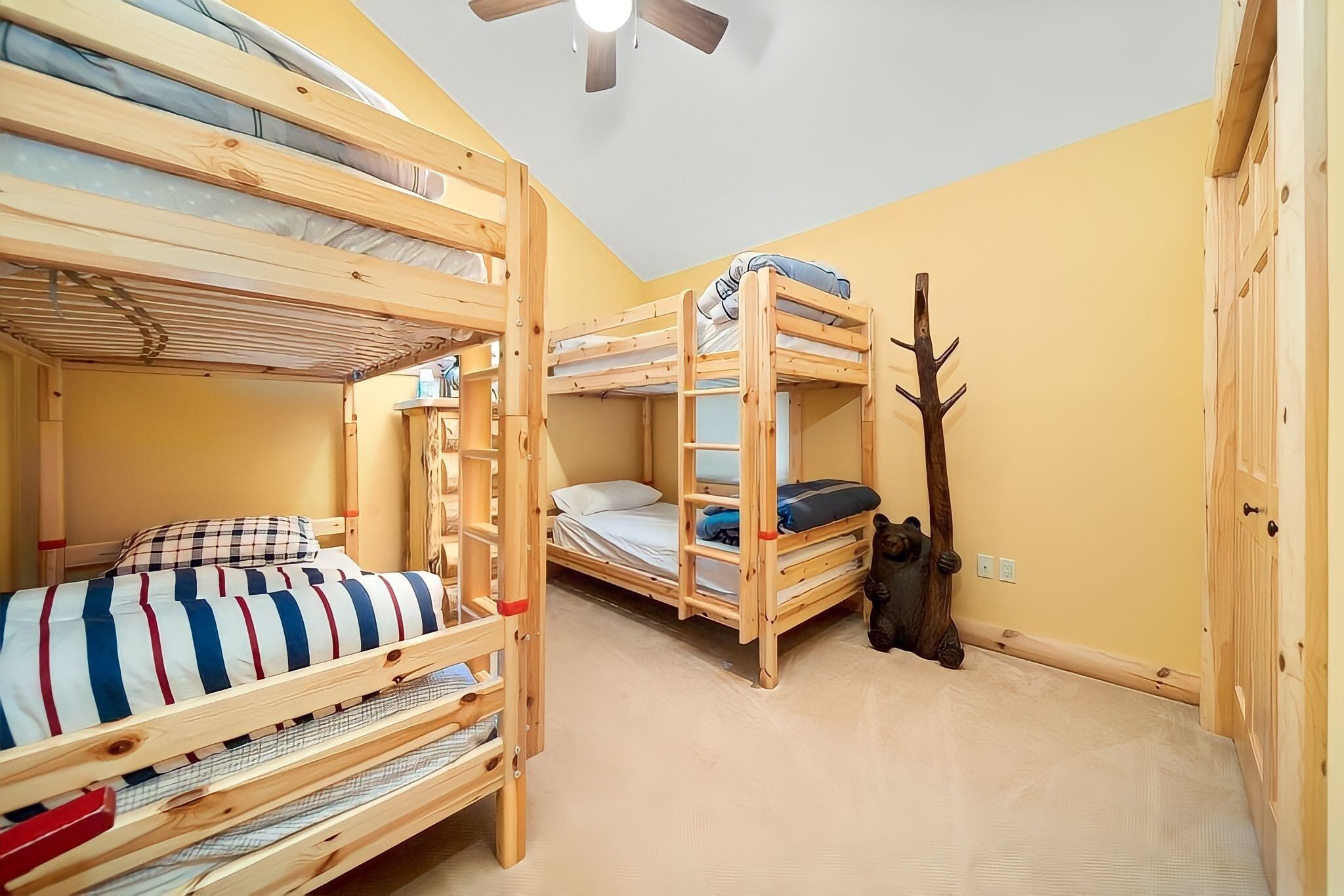 4 bedrooms, desk, iron/ironing board, WiFi