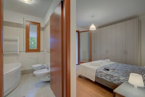 Dutxa, assecador de cabells, bidet i tovalloles 