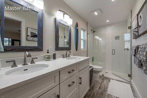 Douche, sĂšche-cheveux, serviettes fournies, savon