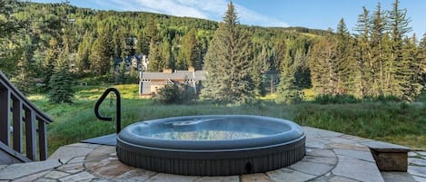 Outdoor spa tub