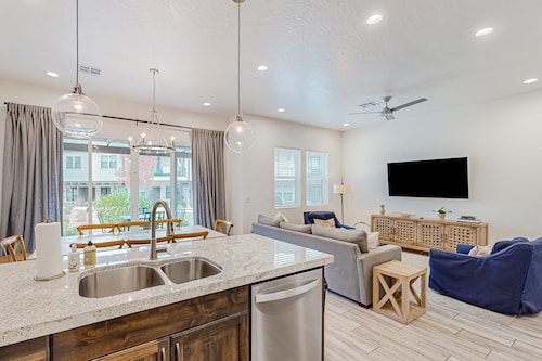 Enchanting townhome with pool, hot tub, fire pit, games, & great balcony views