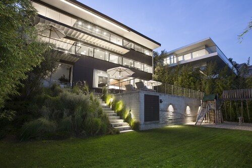 4BR/4BA Midcentury Modern Architectural icon in the Hollywood Hills. 