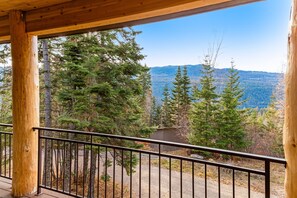 Property grounds - Spacious cabin overlooking Swan Lake with 2-story deck, fireplace & firepit (Bigfork)