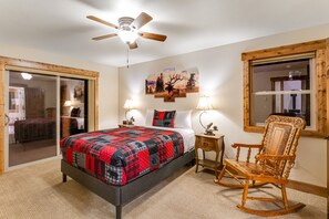 2 bedrooms, WiFi, bed sheets - Beautiful cabin overlooking Swan Lake with 2-level deck, fireplace & firepit (Bigfork)