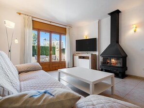 Fernseher, Kamin, Tischtennisplatte