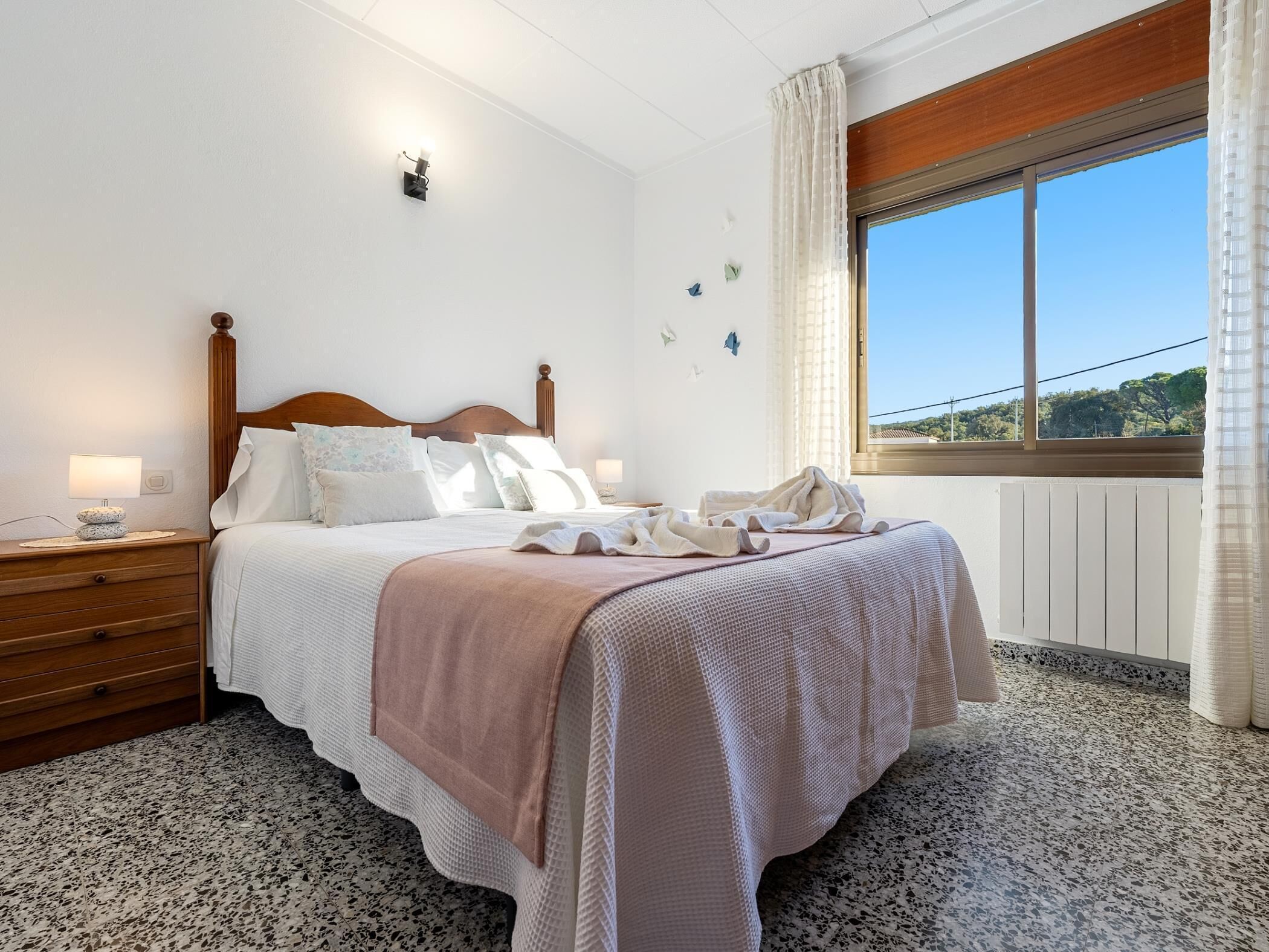 4 bedrooms, iron/ironing board, Internet, bed sheets