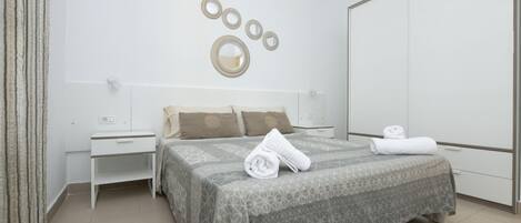 1 slaapkamer, een strijkplank/strijkijzer, internet, beddengoed