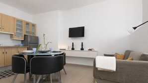 Un appartement moderne comprenant une cuisine, un coin repas et un salon.