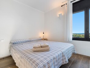 5 bedrooms, iron/ironing board, Internet, bed sheets