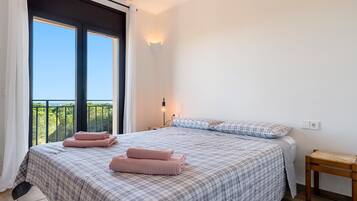 5 bedrooms, iron/ironing board, internet, bed sheets