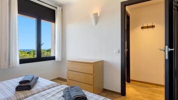 5 slaapkamers, een strijkplank/strijkijzer, internet, beddengoed