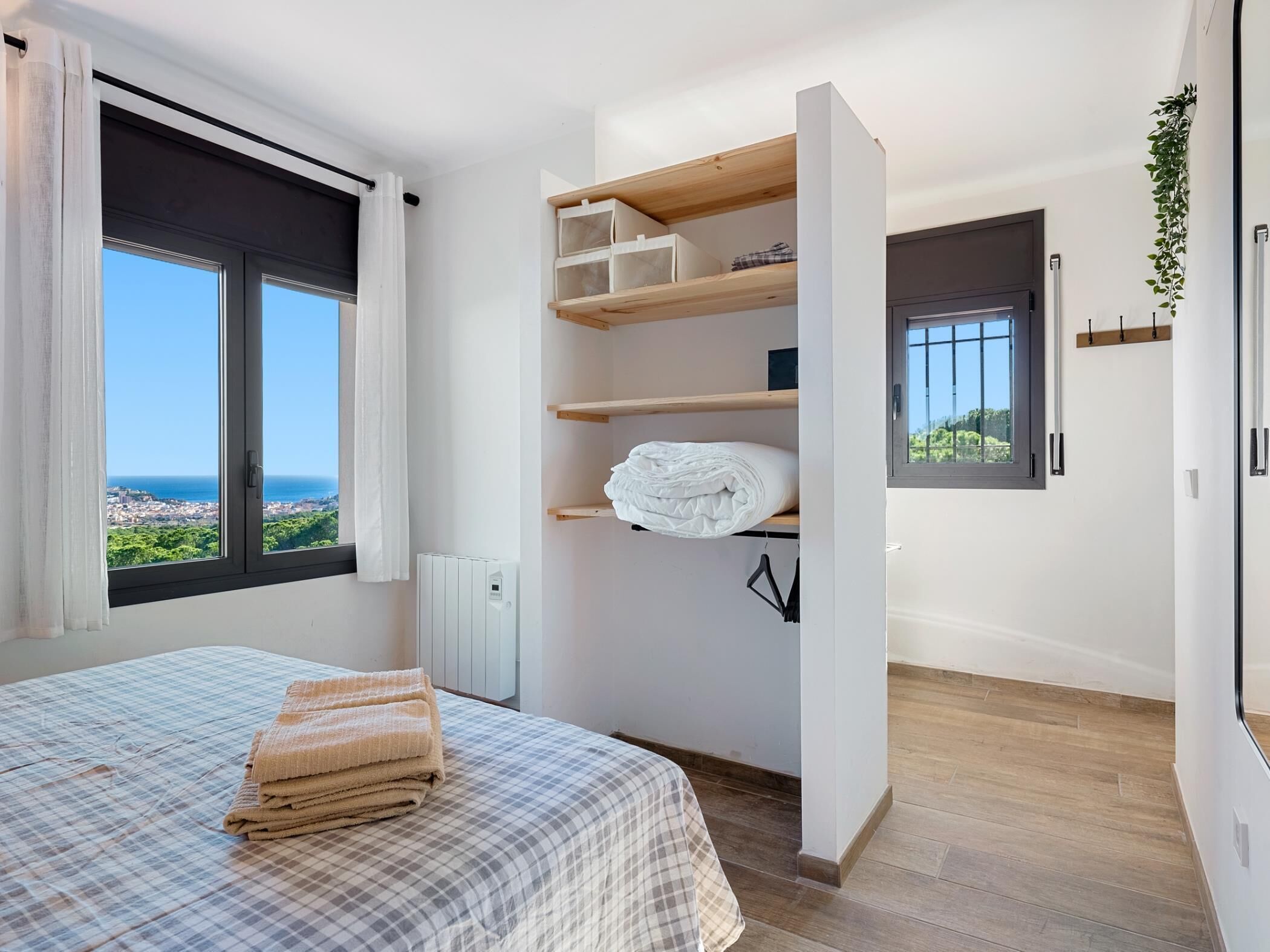 5 slaapkamers, een strijkplank/strijkijzer, internet, beddengoed