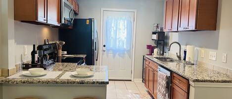 Microondas, horno, parrilla de estufa y lavavajillas