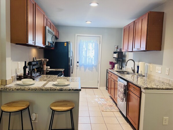 Microwave, oven, stovetop, dishwasher - Feels Like Home, 4 mins to Arts District and close to all in quiet neighborhood (Charlotte)