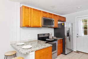 Microwave, oven, stovetop, dishwasher - Feels Like Home, 4 mins to Arts District and close to all in quiet neighborhood  (Charlotte)