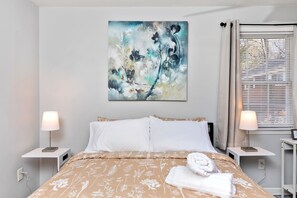 2 bedrooms, iron/ironing board, free WiFi, bed sheets - Feels Like Home, 4 mins to Arts District and close to all in quiet neighborhood (Charlotte)