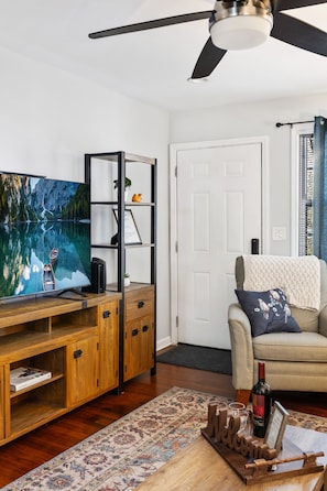 Smart TV - Feels Like Home, 4 mins to Arts District and close to all in quiet neighborhood (Charlotte)