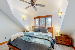 4 bedrooms, iron/ironing board, Internet, bed sheets - Secluded dog-friendly home with fireplace & jetted tub - near snowmobiling trail (Eagle River)