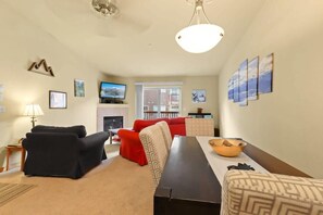 テレビ、暖炉、DVD プレーヤー、書斎 / ワークスペース