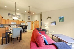 電視、壁爐、DVD 播放機、 辦公室