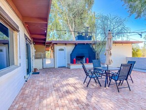 Outdoor dining - Modern Guesthouse Da Vinci with a Pool & Mountain Views (Tucson)