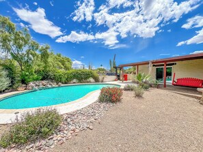 Outdoor pool - Modern Guesthouse Da Vinci with a Pool & Mountain Views (Tucson)