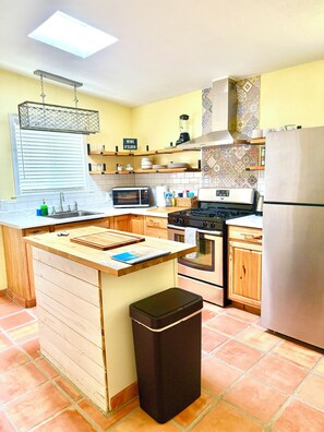 Fridge, microwave, oven, stovetop - Modern Guesthouse Da Vinci with a Pool & Mountain Views (Tucson)