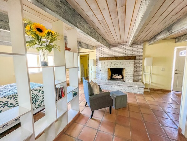 Interior - Modern Guesthouse Da Vinci with a Pool & Mountain Views (Tucson)