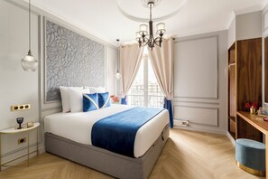 7 bedrooms, desk, iron/ironing board, travel crib