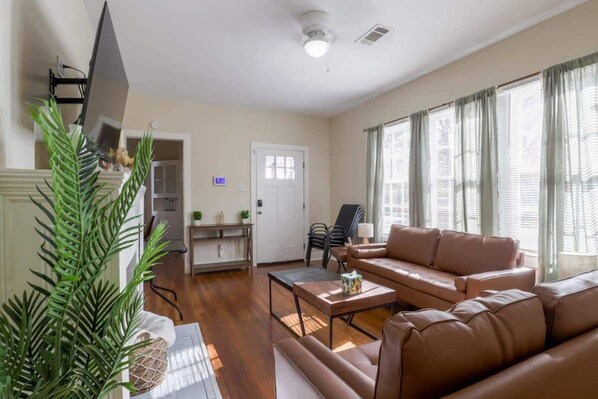 TV - Spacious 3BR Family Home | Minutes to MS Medical Center & Fondren (Jackson)