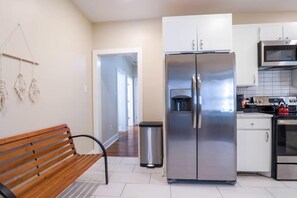 Fridge, microwave, oven, stovetop - Spacious 3BR Family Home | Minutes to MS Medical Center & Fondren (Jackson)
