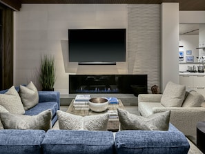 Smart TV, chimenea y libros 