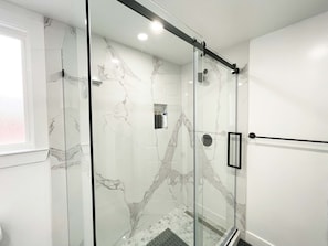 Haartrockner, HandtĂŒcher, Seife, Shampoo