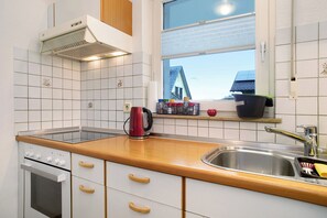 Kjøleskap, ovn, kokeplater og kaffetrakter/tekoker