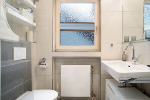 Dusche, Haartrockner, Handtücher