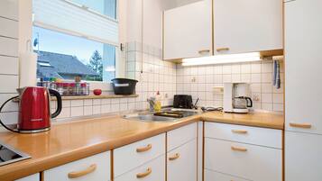 Kühlschrank, Ofen, Herdplatte, Wasserkocher mit Kaffee-/Teezubehör