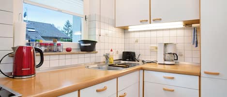 Réfrigérateur, un four, surface de cuisson, cafetiÚre-théiÚre