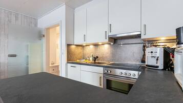 Een koelkast, een magnetron, een oven, een kookplaat