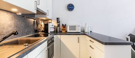 Kylskåp, mikrovågsugn, ugn och spishäll